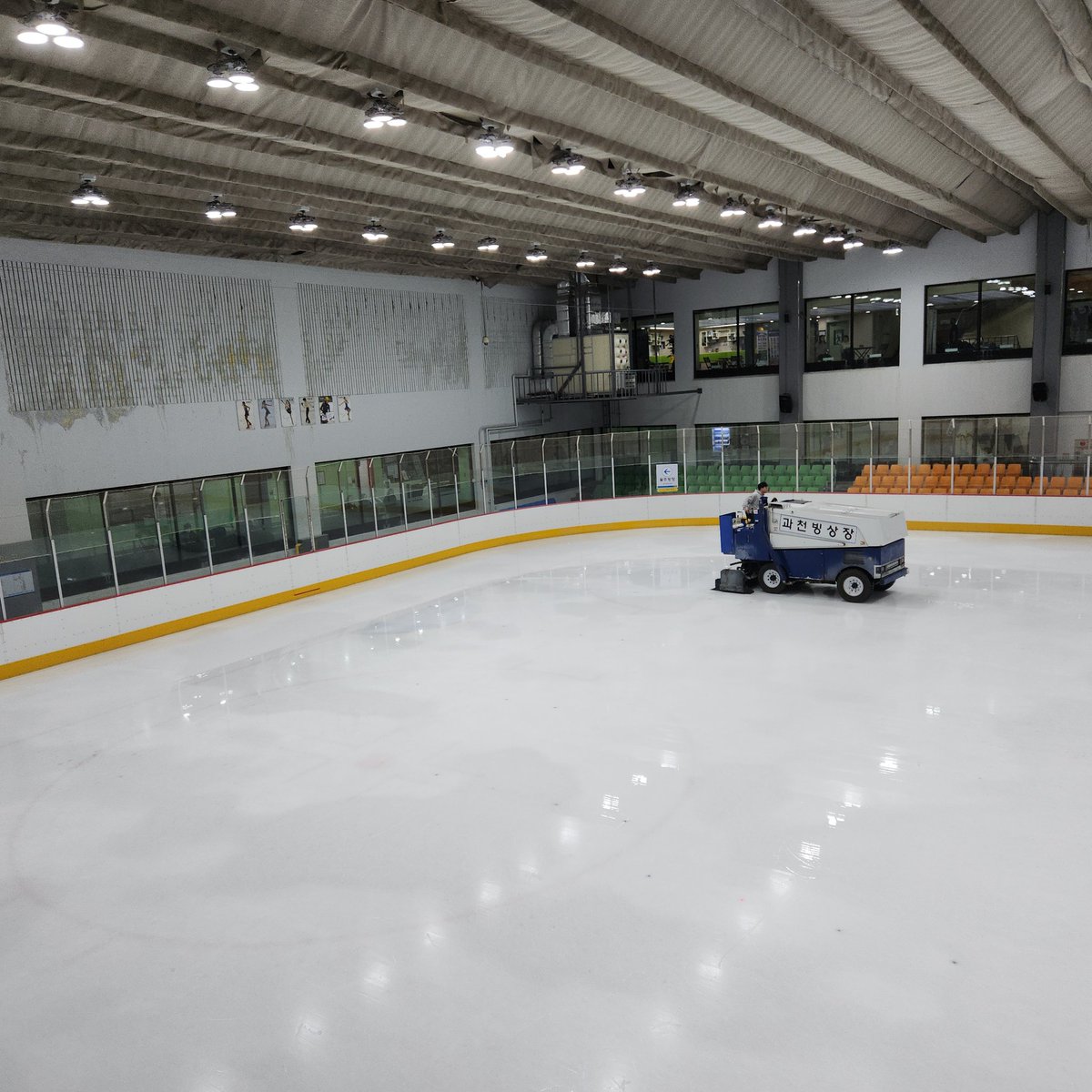 jewelskater's tweet image. 2025-11-03 2025년 제4차 피겨스케이팅 승급심사ㅣ
빙질 문제가 있는지 잠보니를 한바퀴 더 돌리고 있는데 시간을 넘기긴 했으나 선수들 입장을 고려해서 잘 조치한 것 같다.