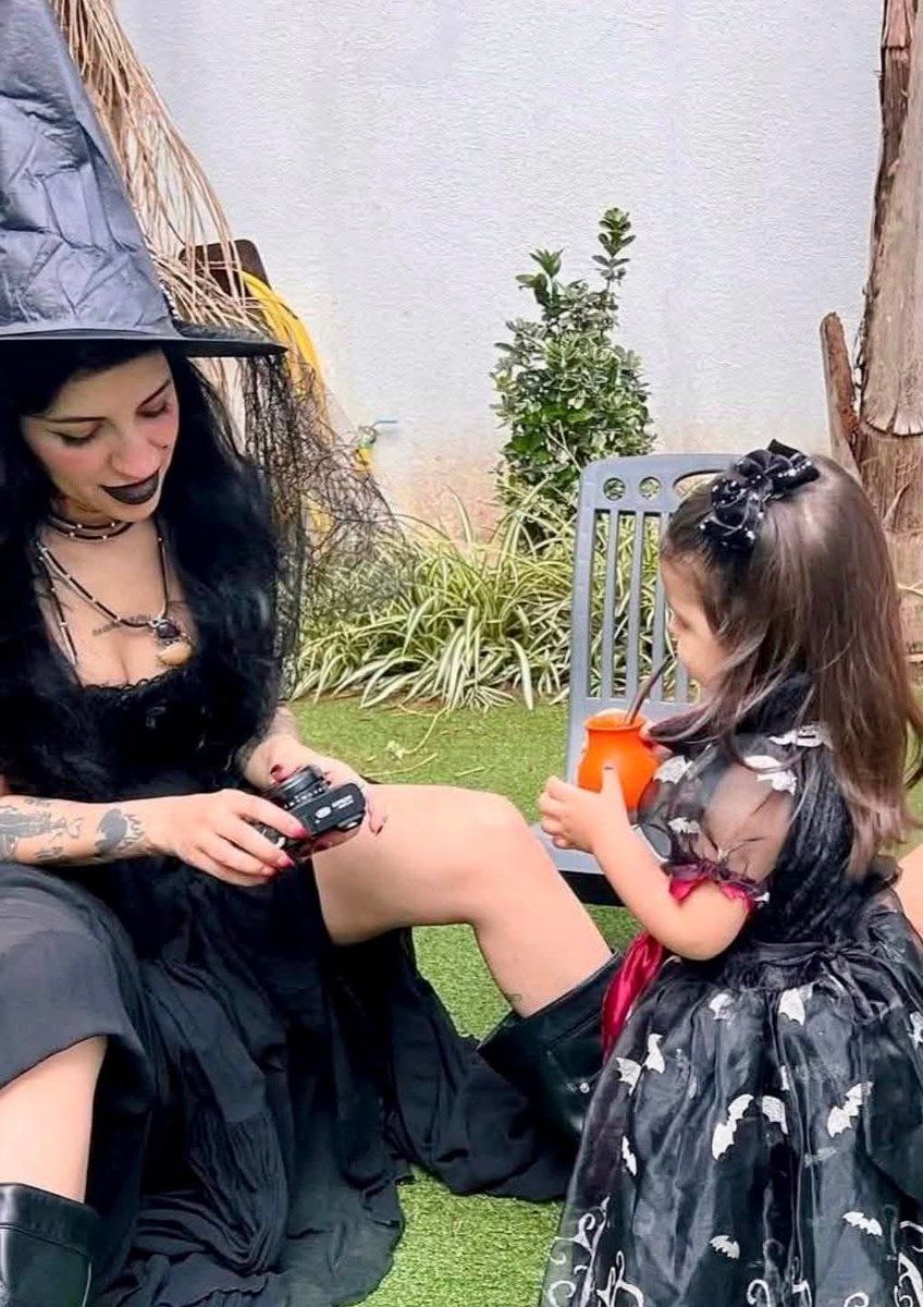 FilaCecy's tweet image. 🖤🌙 Cazzu e Inti encantaron en Halloween 🕷️✨
Madre e hija brillaron con looks de brujas llenos de estilo, magia y conexión. 💫
¡Dos brujitas con mucho poder y actitud! 🔮

#PrimeraFilaConCecy💎 #Cazzu #Inti #Halloween2025 #EspectaculosEnPrimeraFila ⭐️
#espectaculos