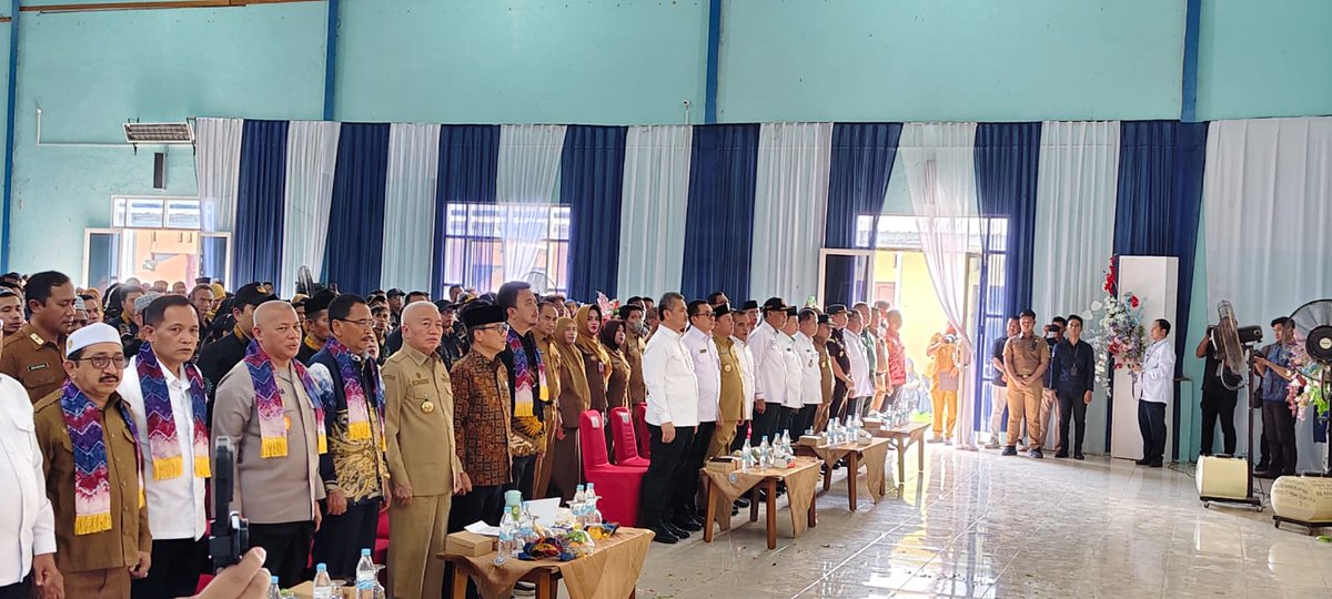 putu_adiana's tweet photo. Menteri Desa PDTTYandri Susanto, menghadiri acara deklarasi desa bersinar (bersih dari narkoba) di kab Banjar Kalimantan Selatan, 3 November 2025
*#DesaBersihDariNarkotika*
*#TerimaKasihYandriSusanto*
#SelamatkanDesaDariNarkotika
#DesaBersinar
@prabowo
@YandriSusanto
@ArizaPatria https://t.co/qFGPk3R3lI