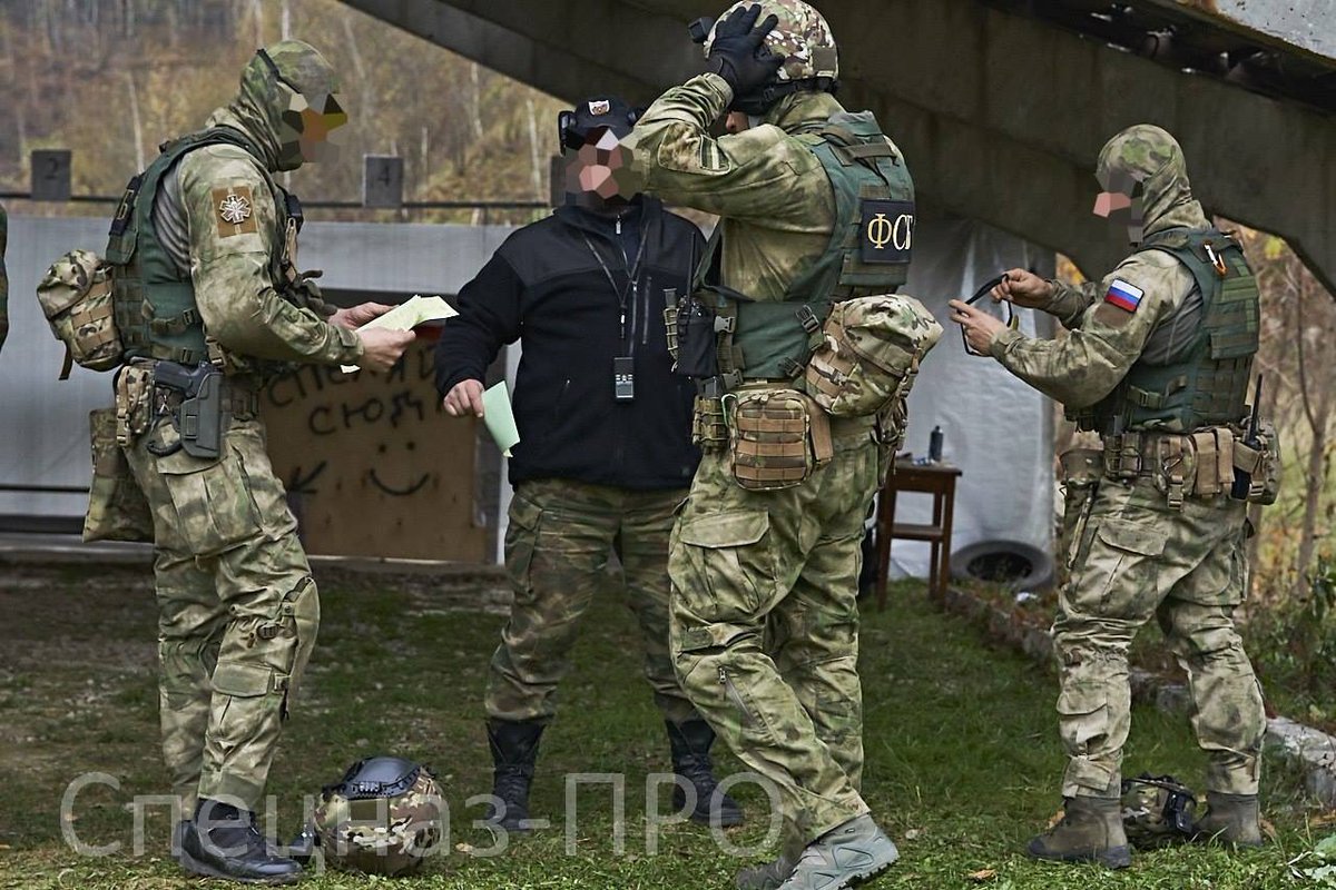 kankimi10's tweet image. 装備完全再現はできませんでしたが、なんちゃって真似っこ写真が撮れました😆
#AK祭り
（タグづけし忘れたので上げ直し）