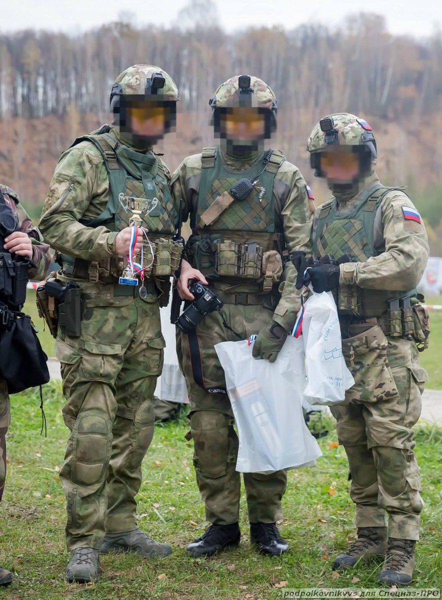 kankimi10's tweet image. 装備完全再現はできませんでしたが、なんちゃって真似っこ写真が撮れました😆
#AK祭り
（タグづけし忘れたので上げ直し）