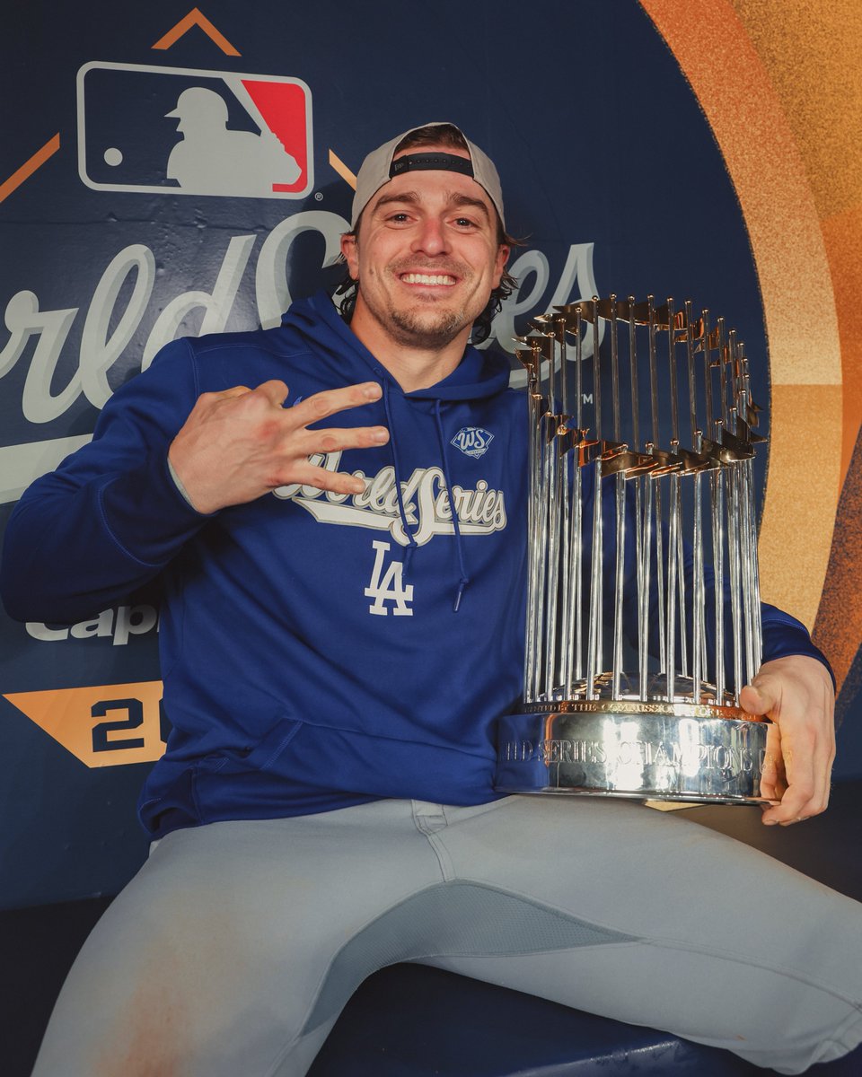 ドジャース 】#ワールドシリーズ 優勝トロフィーを手にする選手たち