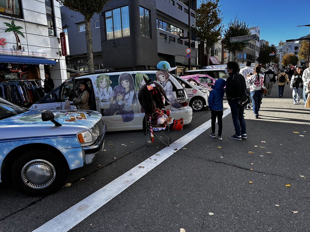 iida_okafes's tweet photo. ＼痛車エリアがアツい！！／

作品愛がドーンと詰まった
“痛車”も展示中です🎨🚗✨

細部までしっかり世界観が作り込まれてて
思わず写真撮りたくなるクオリティ…！

推しの車を見つけてみてね🔥

#丘フェス #ナミキちゃん #飯田市 https://t.co/zbJRMzP0j8