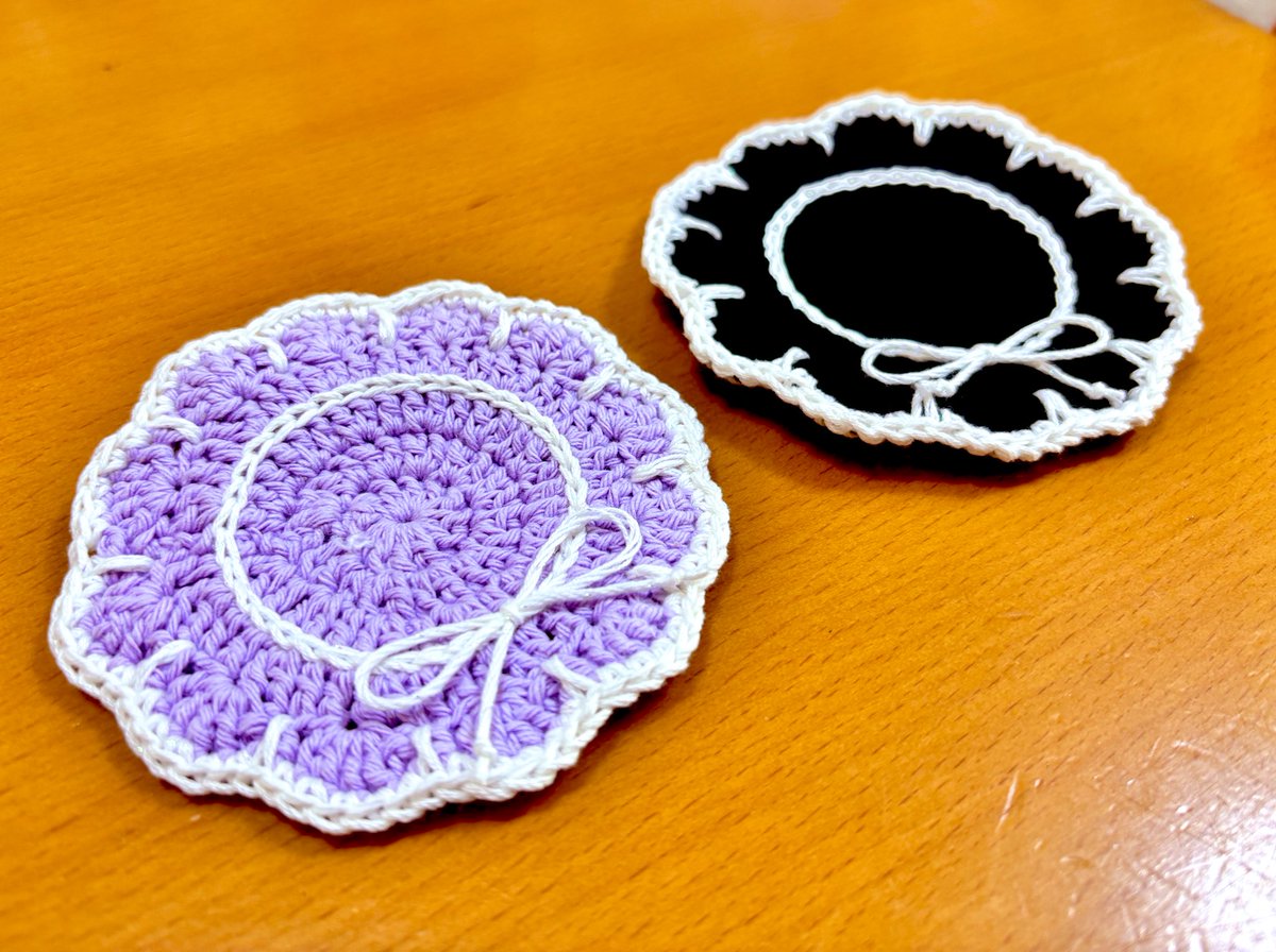 編み物にハマってる妻の新作。蓮メリモチーフのコースター。