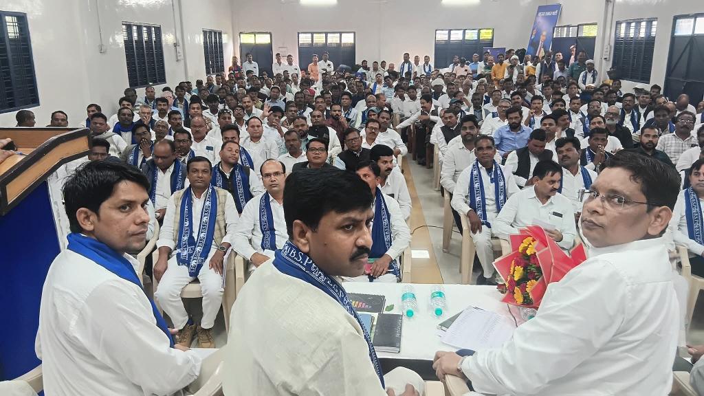 मध्य प्रदेश के भोपाल में SIR(मतदाता गहन पुनरक्षण) को लेकर आदरणीय बहन जी के  निर्देश पर अतिआवश्यक बैठक बुलाई गयी. जिसमें रामजी गौतम जी द्वारा आदरणीय बहन जी के निर्देशों को सभी को अवगत  कराया गया.जय भीम जय भारत
बीएसपी को चुने ....🐘 ✅️
हाथी का बटन दबाएं बसपा को जिताएं