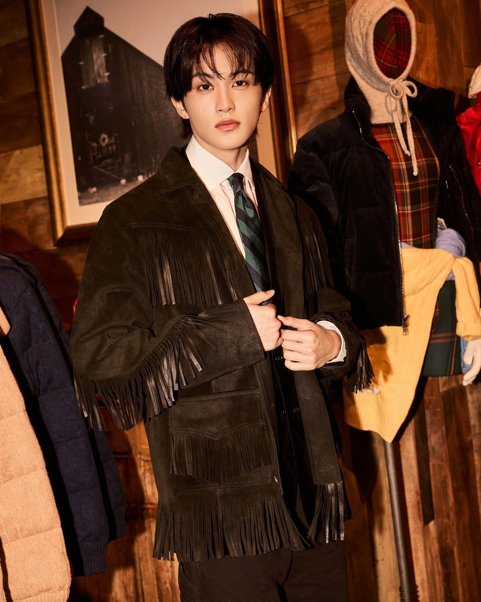 รูปคุณชายลีมาเพิ่ม ไวบ์ดีจริงๆๆๆอะ พี่ฝรั่งมากเลย เฟสทีฟมาก Ralph Lauren Holiday 🧸🎁