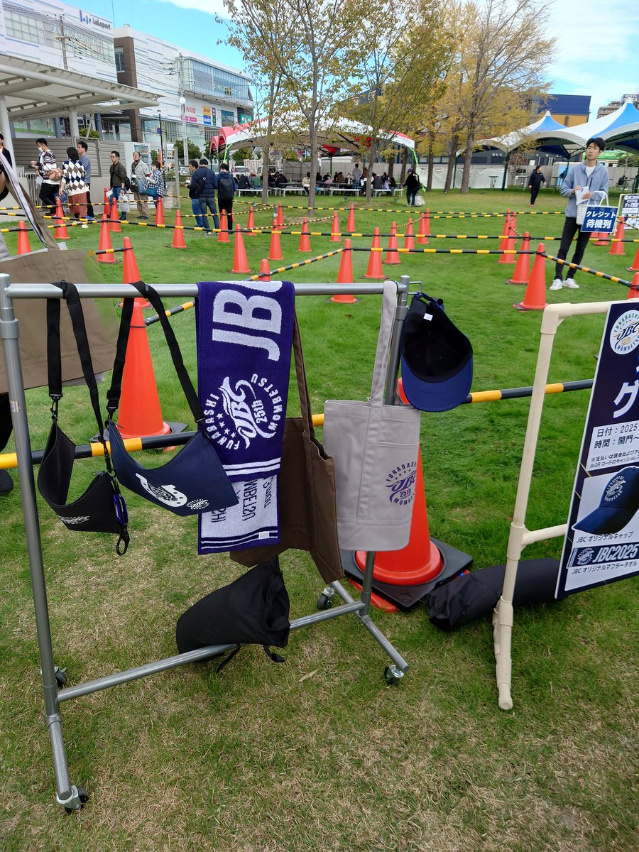 船橋競馬場

キャロッタ門を入って左側に、
JBCグッズの売り場があります

人気で、品切れもあるようですよ！