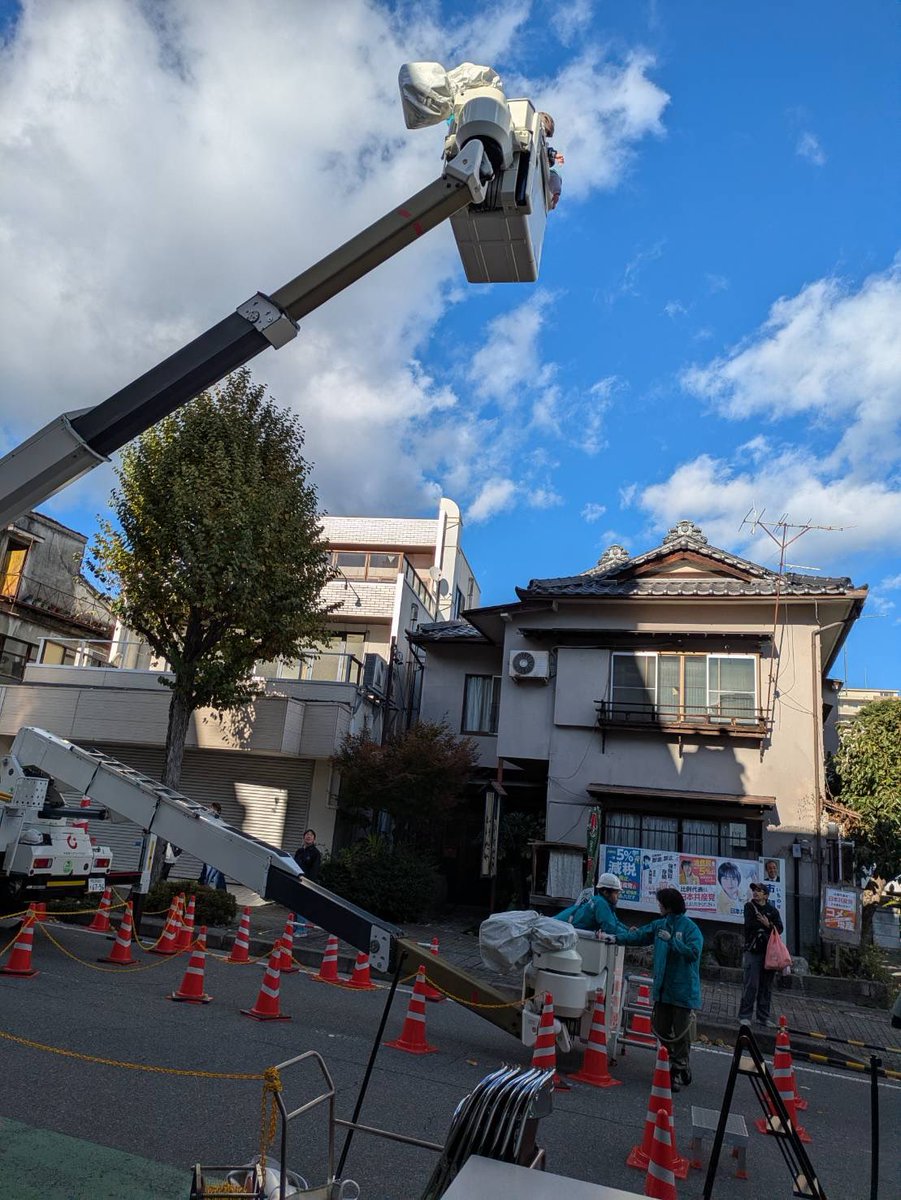 iida_okafes's tweet photo. ＼高所作業車に乗ろう！🚚⚡️／

まるで“電力クルー”になった気分！
普段は乗ることのできない高所作業車に
実際に乗れる体験が大人気です✨

景色もGOOD！空が近い！！

#丘フェス #ナミキちゃん #飯田市 https://t.co/WRrEx5ia0i