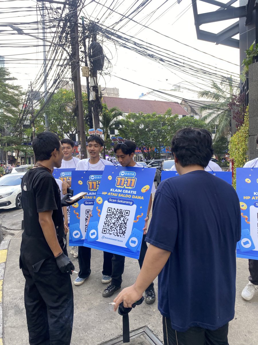 sambatexpert's tweet image. gausah pusing langsung scan aja barcode dagetnya mana tau hoki yekan bismillah!! Gue dah dapet soalnya, lumayan banget, gegara abang2 di blok m bawa barcode, eh alhamdulilllah