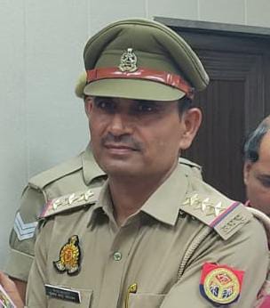 प्रतापगढ़ : सुप्रीम कोर्ट की फटकार, कंधई कोतवाल सस्पेंड

➡गिरफ्तारी पर रोक के बावजूद किया था गिरफ्तार
➡राम सागर तिवारी ने पुलिस पर लगाया था आरोप
➡पुलिस पर अपमानित करने का लगाया था आरोप
➡गुलाब चंद्र सोनकर के खिलाफ जांच के भी आदेश
➡एडीजी जोन प्रयागराज डॉ. संजीव गुप्ता ने जांच