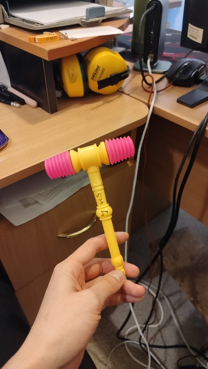 Я подарил этот молоток предыдущей пани метроложке, потому что мой начальник её немного доколёбывал, чисто чтобы похихикать

Потом она уволилась и, как оказалось, передала молоток другой коллеге. Сейчас уволилась и она, а потому орудие возмездия вернулось ко мне