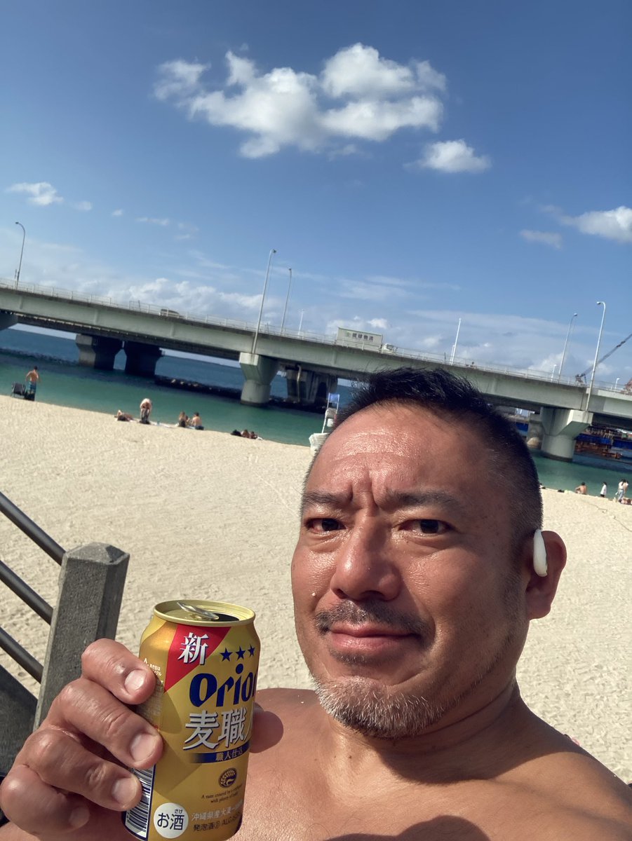 只今14時半。
波の上ビーチなう。

11/3だっていうのに、ビーチには水着の人たちが！（水着の人たちは大半が外国の方々だけど）

泳いでる外国の方々を見て俺も海に入ったけど、海は冷たくて膝上くらいまでが限界でした。

では、日焼けを続けます。