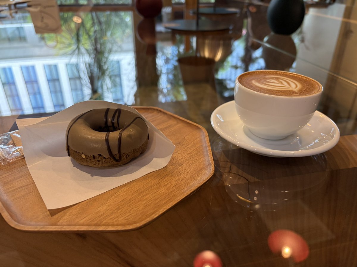 永田町のホーカスポーカスで🍩時間。
この界隈でこれだけ落ち着けるカフェも貴重ですよね。
