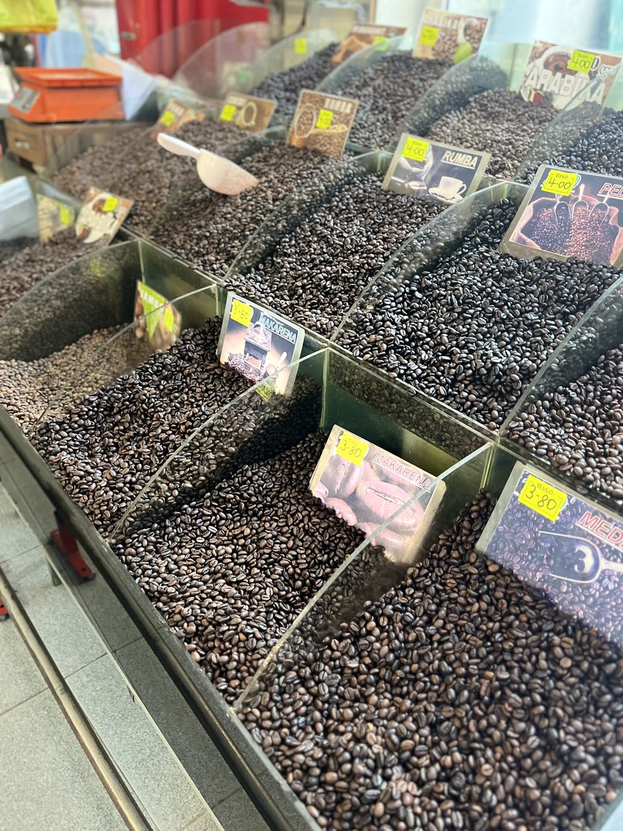 Gewöhnungsbedürftiger Umgang mit Fleisch. Doch frischer geht nicht am Vortag geschlachtet. Jetzt auf dem Stand zugeschnitten und gekühlt.

Die ersten Hühner die ich sehe ohne Kopf…normal und üblich auf den Märkte: 
 Alles dran ausser Federn😂

Einfach Freude, dass so was noch