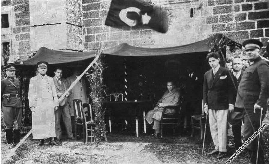 Gazi Mustafa Kemal Atatürk 
 Aspendos antik kentini ziyareti sırasında, bir yörük çocuğu ona güzel bir türkü söyleyip oyun oynar. Atatürk'ün o kadar hoşuna gider ki, çocuğa o zamanın konuşmalarında kullanılan latince "bir daha, tekrar" anlamında bis der. 
++++