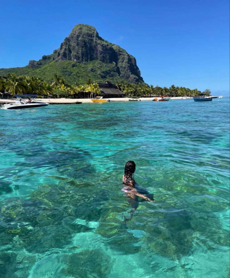 MauritiusGuide's tweet image. Monday in Mauritius 
Going with the flow at Le Morne