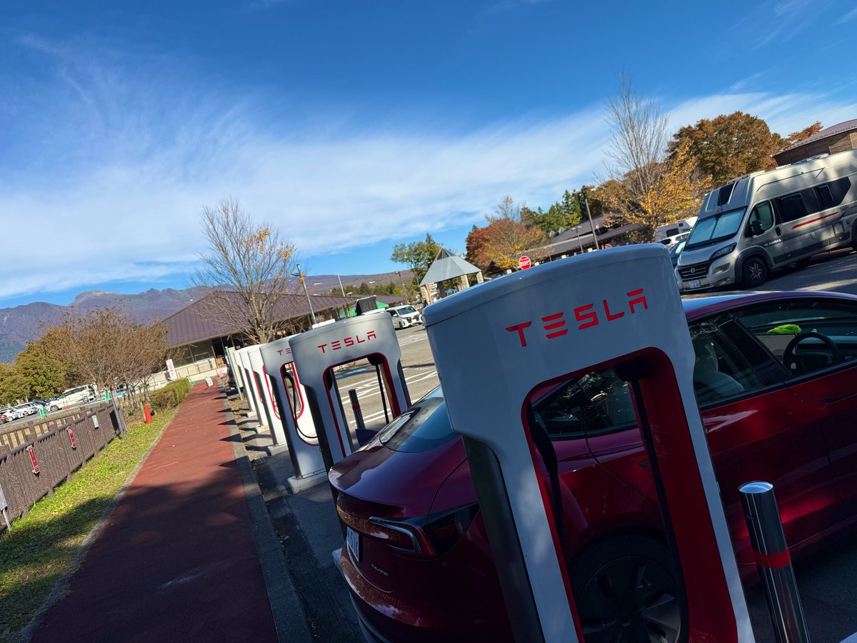 Blue_Model3's tweet image. 本日の経由地　那須SC
30分くらいならマルシェで買い物して散策してる間に80%になるし、充電のために行動が制限される感じは全然無くて良い