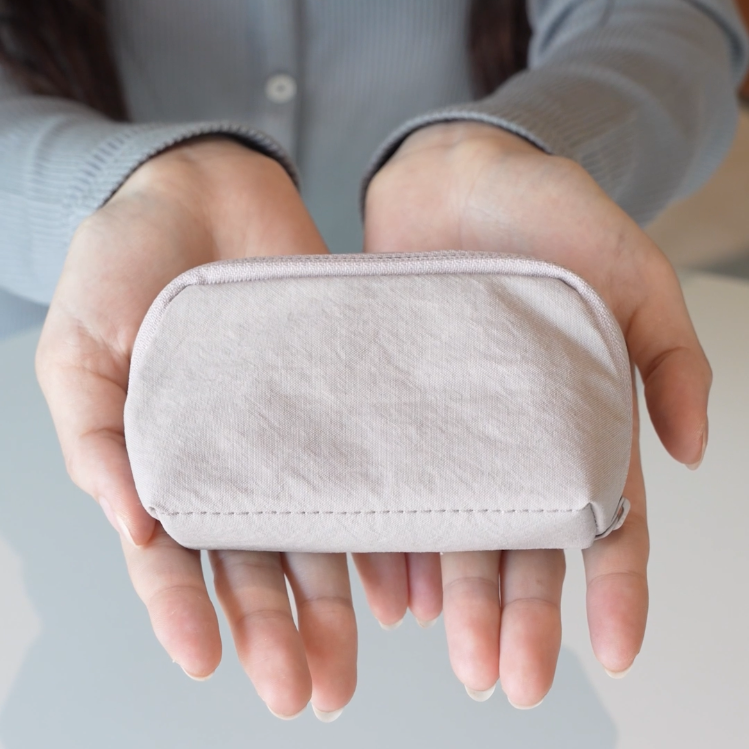 ファスナーを全開にすると大きく開く、手のひらサイズのポーチです。