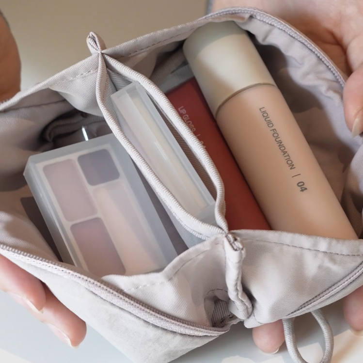 ファスナーを全開にすると大きく開く、手のひらサイズのポーチです。