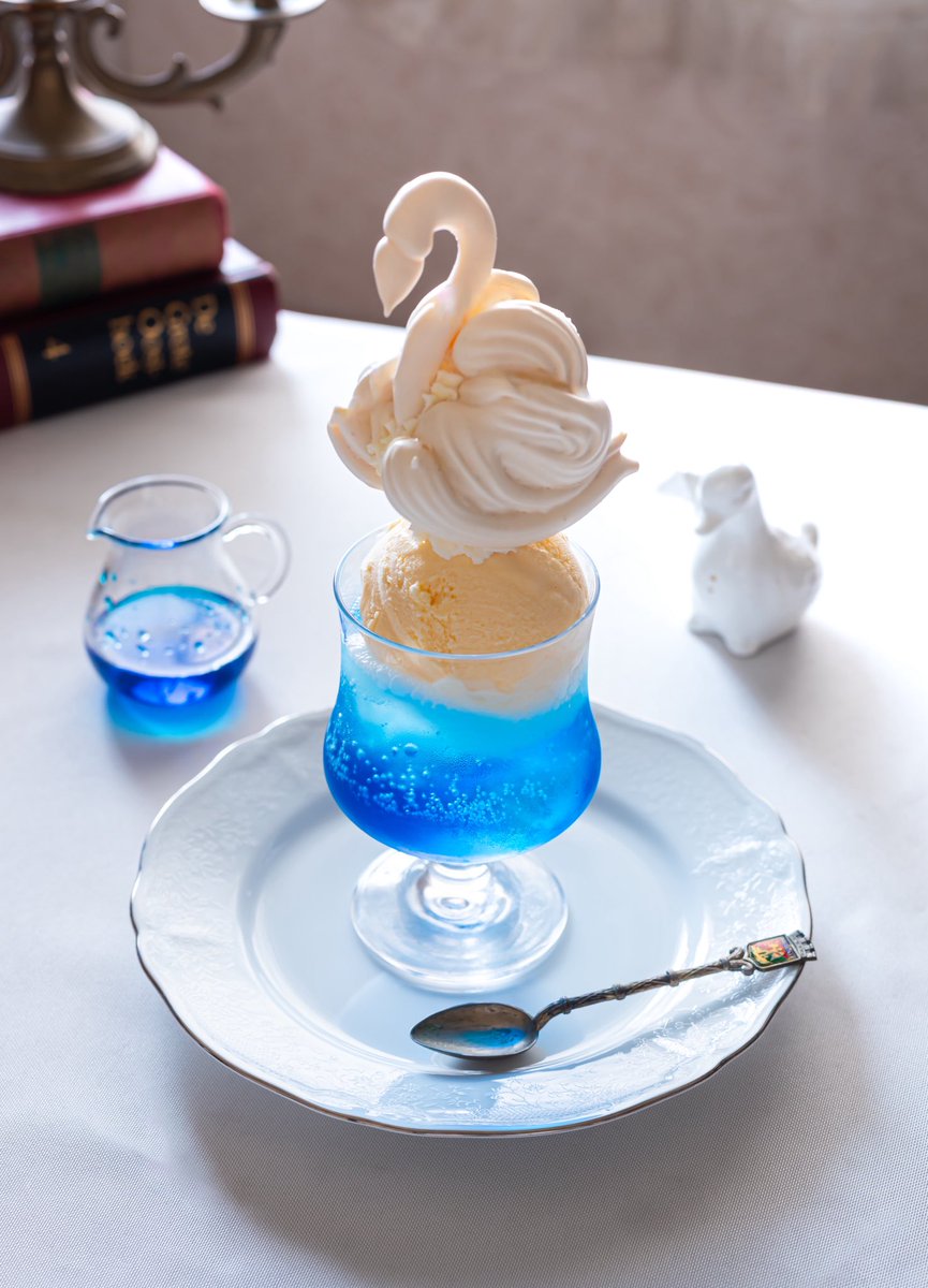 飛び立つ白鳥をイメージしたクリームソーダ