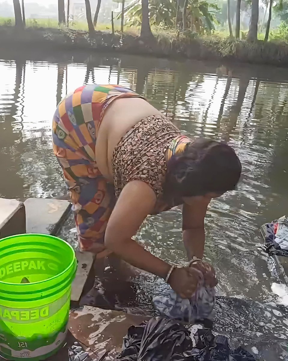 शहरों में तो हर घर बाथरूम होता है, लेकिन गांवों में आज भी गांव की औरतें बाहर बने तालाबों पर नहाने और कपड़े धुलने जाती है।
गांवों में आज भी लोग अपनी संस्कृति परंपरा और जमीन से जुड़े हुए हैं।