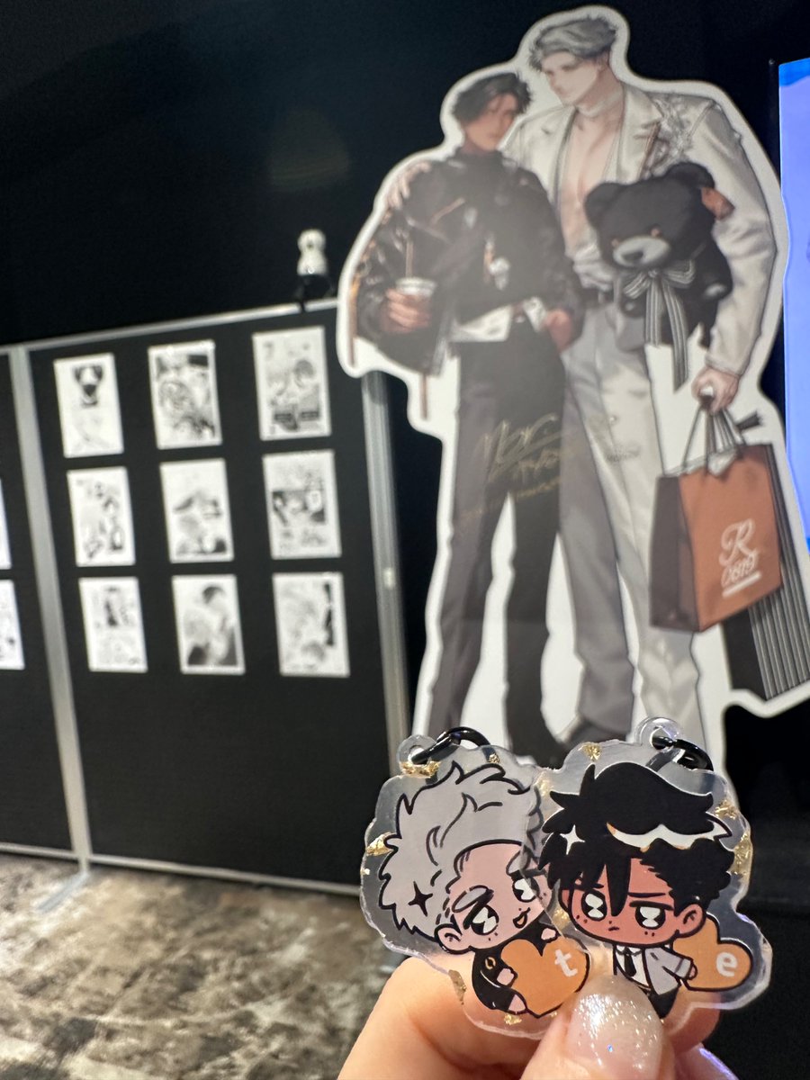 tottibl0701's tweet image. 思ってたよりめちゃくちゃでかくてびびりました！壁でした！！モル先生の美麗なイラストをこんな大きく見れて良い思い出になりました🌟生サイン最高でした💞