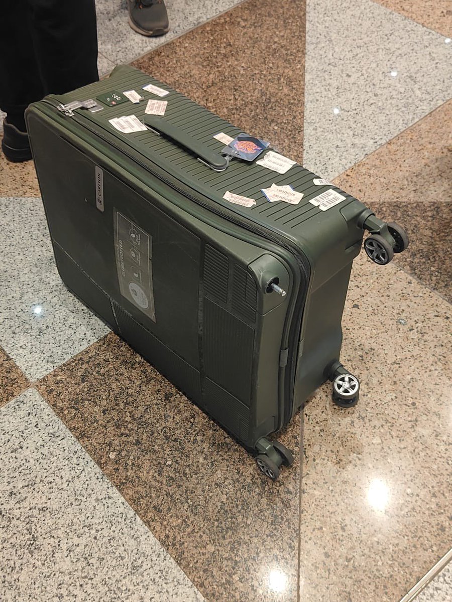 Patsy_sl's tweet image. Flew @IndiGo6E 6E6154 (Kolkata → Hyderabad, Nov 2). Landed 11:05 PM to find my suitcase broken.
Claim filed now awaiting fair compensation as per DGCA &amp;amp; Montreal Convention.
Handle passengers’ belongings with care! ✈️💼
#IndiGo #PassengerRights
@JM_Scindia @MoCA_GoI @DGCAIndia