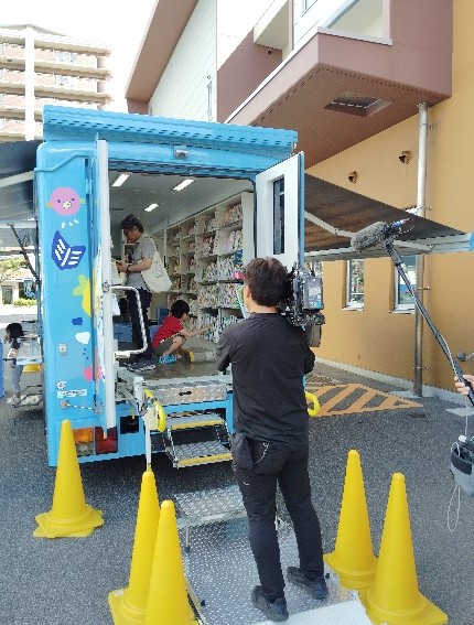 移動図書館です。
NHK Eテレ「夏井いつきのよみ旅！」にて、移動図書館「ブックル」を題材に詠んだ俳句が選ばれました📚
放送日：11月7日（金）21:30〜
ぜひご覧ください🎵
また、放送を記念して「よみ旅！」コーナーの展示も行っています。
#夏井いつきのよみ旅 #よみ旅 #下関 #移動図書館 #ブックル