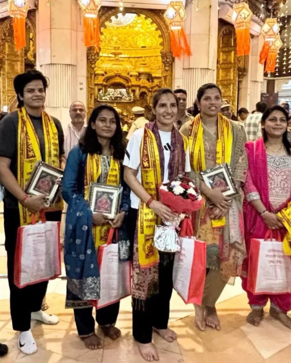 Shubhamshuklamp's tweet photo. भारतीय महिला क्रिकेट टीम विश्वकप में लगातार 2 मैच हार चुकी थी। अगला मैच अक्टूबर को इंदौर में इंग्लैंड के साथ होना था। भारतीय टीम को इस टूर्नामेंट में बने रहने के लिए मुकाबले को हर हाल में जीतना था। नहीं तो विश्वकप से बाहर हो जाती।

पूरी भारतीय महिला टीम 15 अक्टूबर को भगवान महाकाल के दरबार में पहुंची। 2 घंटे इंतजार किया। उसके बाद भस्म आरती में हिस्सा लिया। यहाँ उन्होंने बाबा से विश्वकप जीतने का आशीर्वाद लिया। उसके बाद तो टीम को भगवान महाकाल का आशीर्वाद प्राप्त हो गया।

भारत का विजय रथ चल पड़ा। टीम लगातार मैच जीतती गई। नतीजन टीम की अथक मेहनत और बाबा के आशीर्वाद से कल विश्वकप भारतीय टीम के हाथ में था।