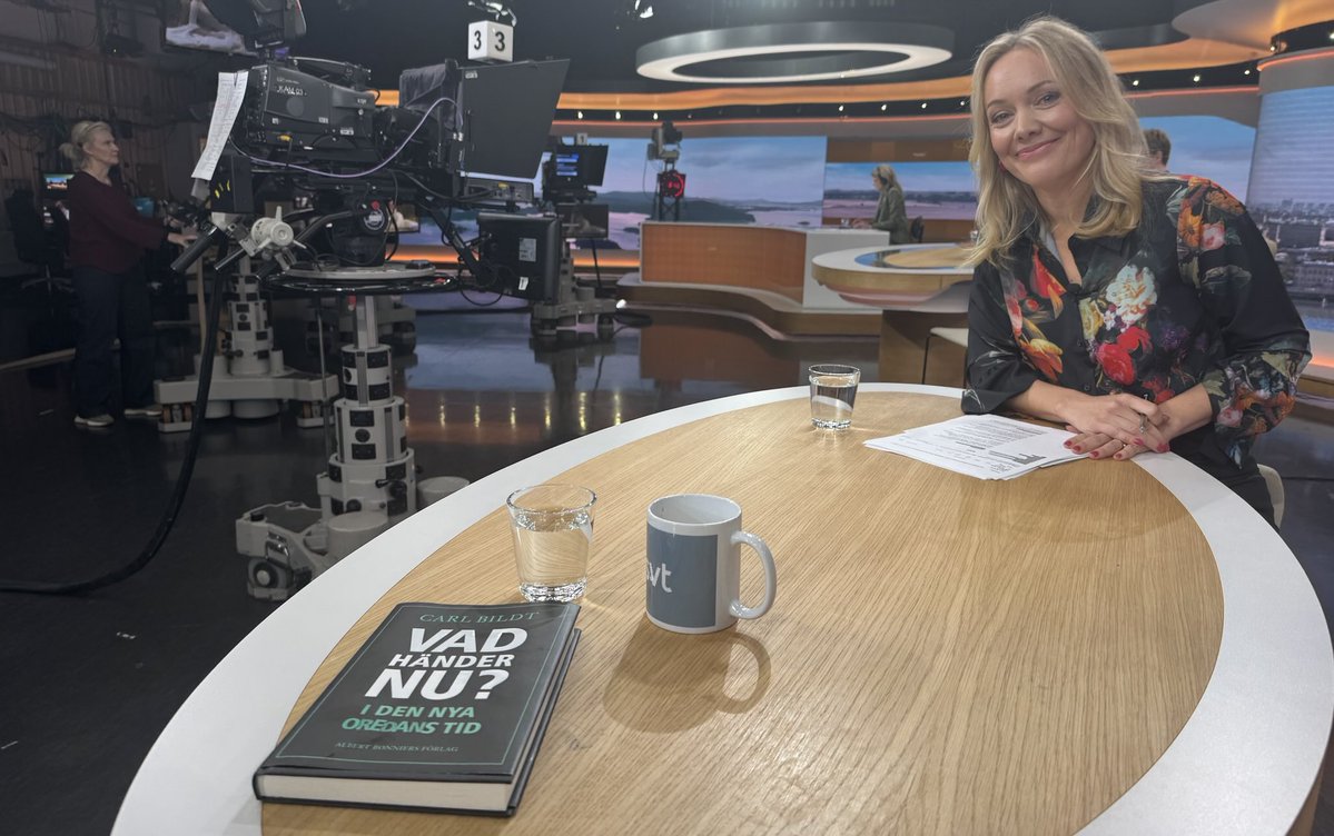 Från studio till studio med min nya bok som släpps i dag.