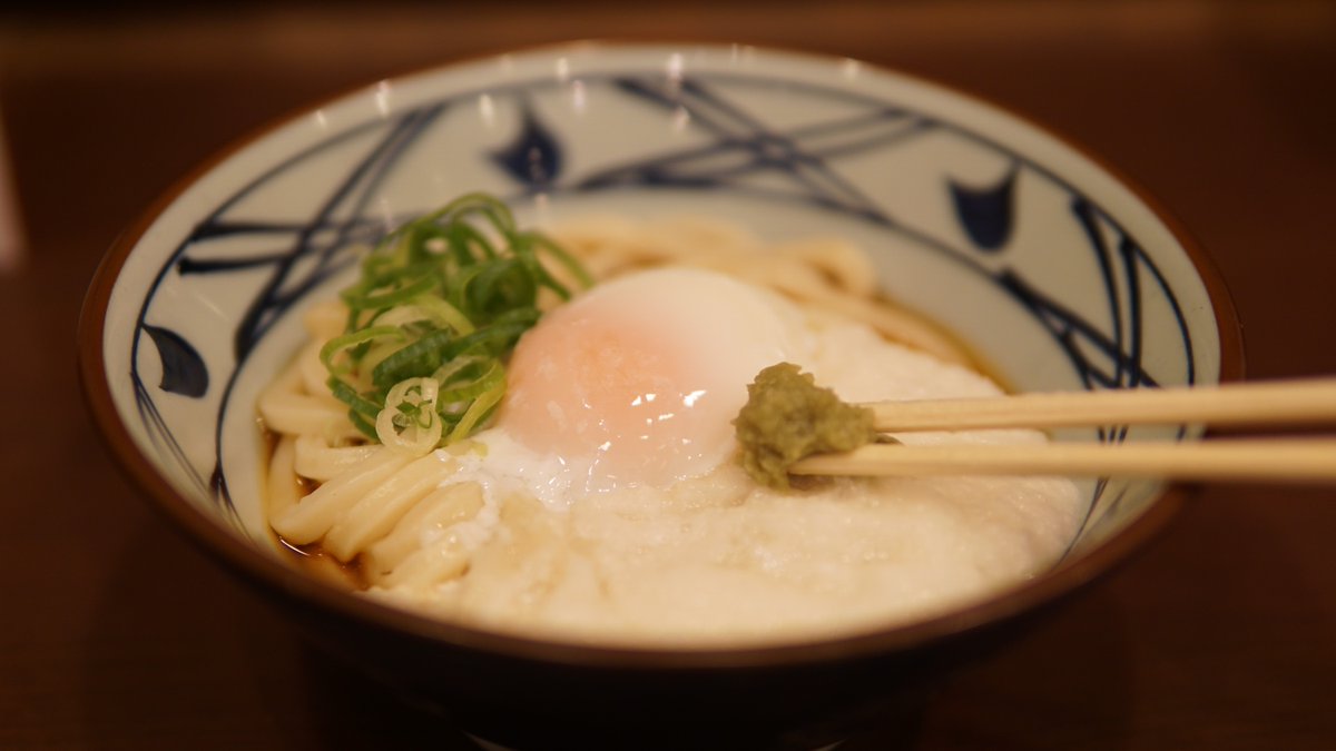 ふわとろな"とろろ"とまろやかな"温泉玉子"がもちもちのうどんに絡む #とろ玉うどん には、わさびを添えてみてください！
より甘みが引き立ち、いつもとひと味違う味わいを楽しめます🥢このアレンジ、ぜひお試しください！ #丸亀製麺