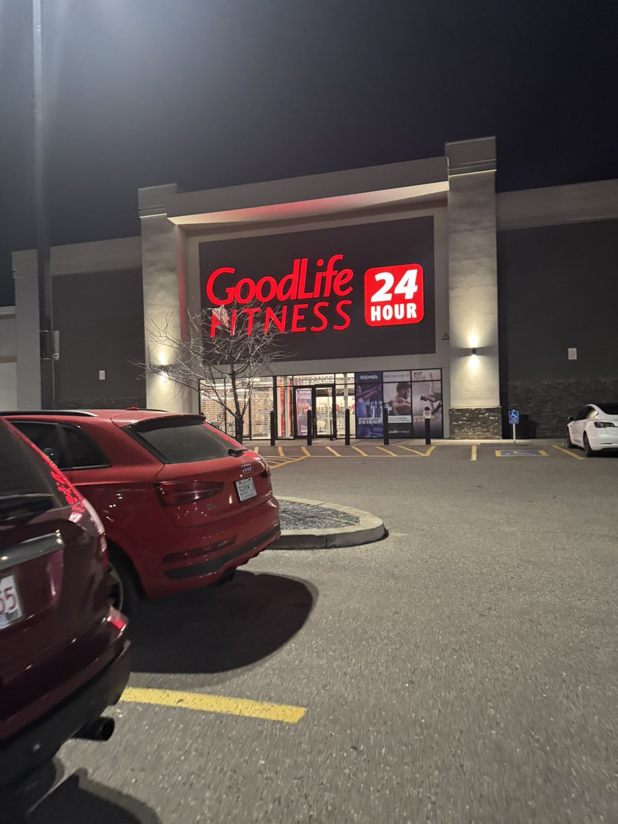 DadBuildsApps's tweet image. カルガリーはケロウナと違って近くにいっぱいGoodlife fitness あるから一番近くの場所が8時に閉まっても24時間のところにいけるっていう😁