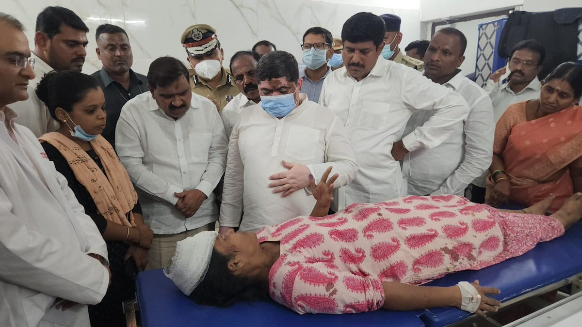 ddyadagirinews's tweet image. రంగారెడ్డి జిల్లా చేవెళ్ల ప్రభుత్వ ఆసుపత్రిలో చికిత్స పొందుతున్న బస్సు ప్రమాద బాధితులను పరామర్శించిన రాష్ట్ర రవాణా శాఖ మంత్రి పొన్నం ప్రభాకర్,ప్రభుత్వ చీఫ్ విప్ పట్నం మహేందర్ రెడ్డి, మాజీ ఎంపీ రంజీత్ రెడ్డి, ఎమ్మెల్యే కాలే యాదయ్య తదితరులు.
@Ponnam_INC 
#RTCBusAccident #Rangareddy