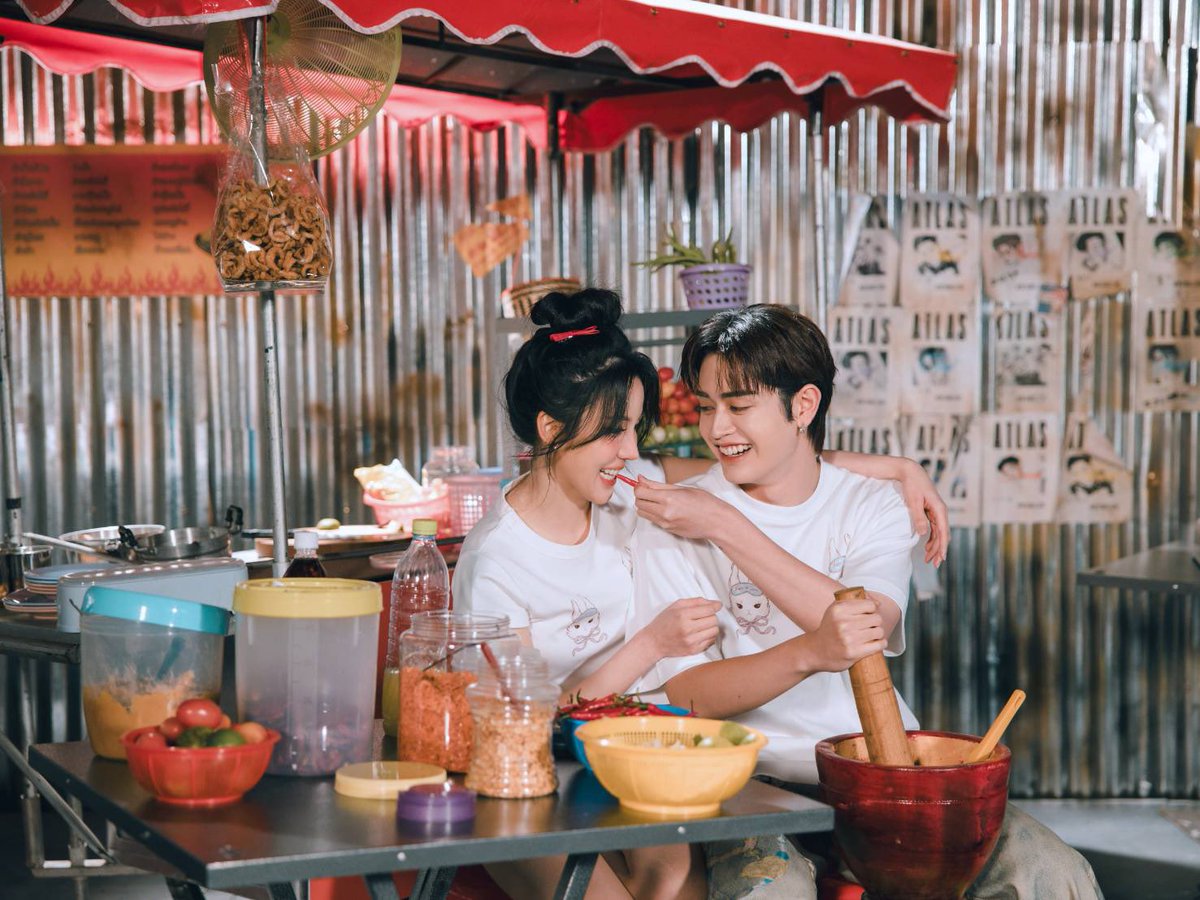 ALLNewsEXPRESS1's tweet image. TPOP ทำถึง!!! จาก “วงมังคุด” สู่ “วงส้มตำ” ความแซ่บแบบไม่ธรรมดา

#ATLASSOMTAM_MV 
#ส้มตำไทยใส่แอทลาส 
#ATLAS_SOMTAM

เพลงใหม่ล่าสุดของ ATLAS - “SOMTAM (ส้มตำ)” (SINGLE ที่ 4 ในปี 2025)  เสิร์ฟส้มตำรสจัดจ้าน สะท้านใจ ผลงานการโปรดิวซ์เพลงโดย JAP the Richman Toy…