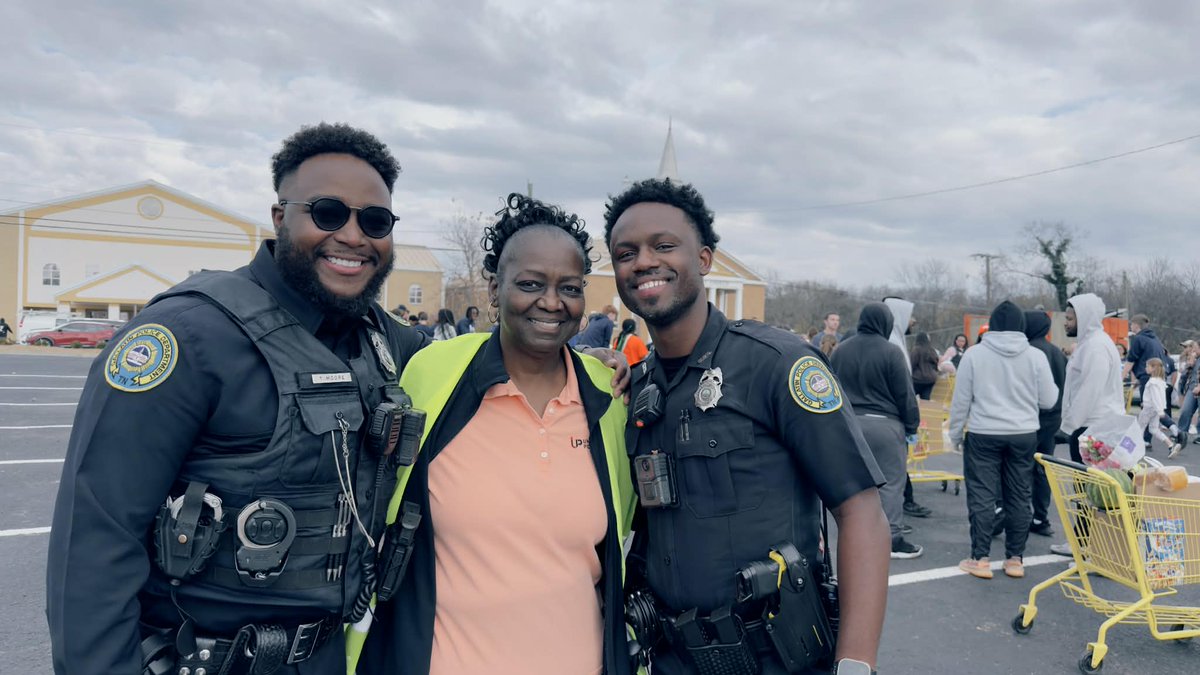 GallatinPolice's tweet photo. Our officers were honored to lend a hand at the Unlimited Potential Food Distribution event. We’re grateful for the opportunity to support our community and help make a difference for families in need.
Thank you to Unlimited Potential for the incredible work you do! https://t.co/nBZtVoe87a