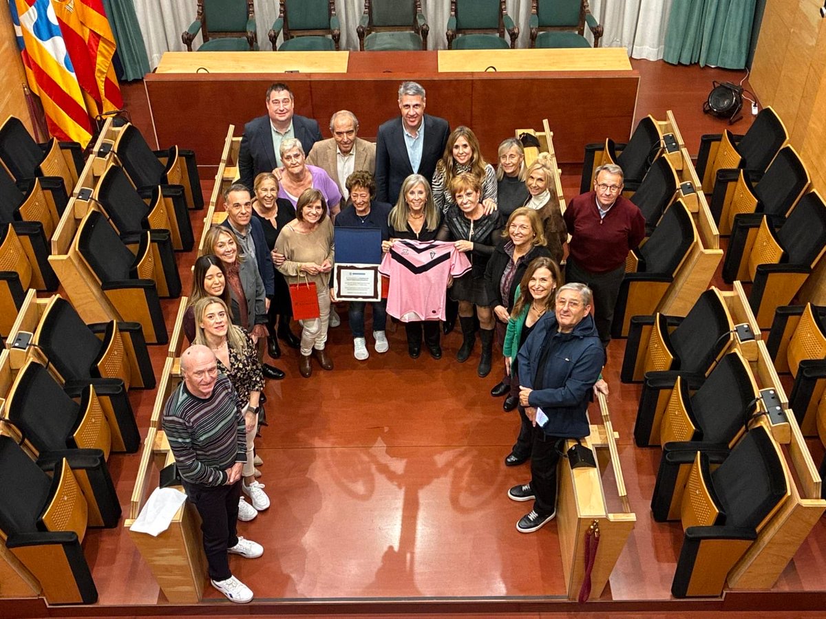 ⚽️Recepció  institucional a les dones pioneres que van fundar el Club de Futbol Femení de Badalona l'abril del 1971. 

En un moment on no era gens fàcil ser dona i jugar a futbol, aquestes dones van obrir camí, a totes les jugadores que van venir després✊. 

Un gràcies gegant💜