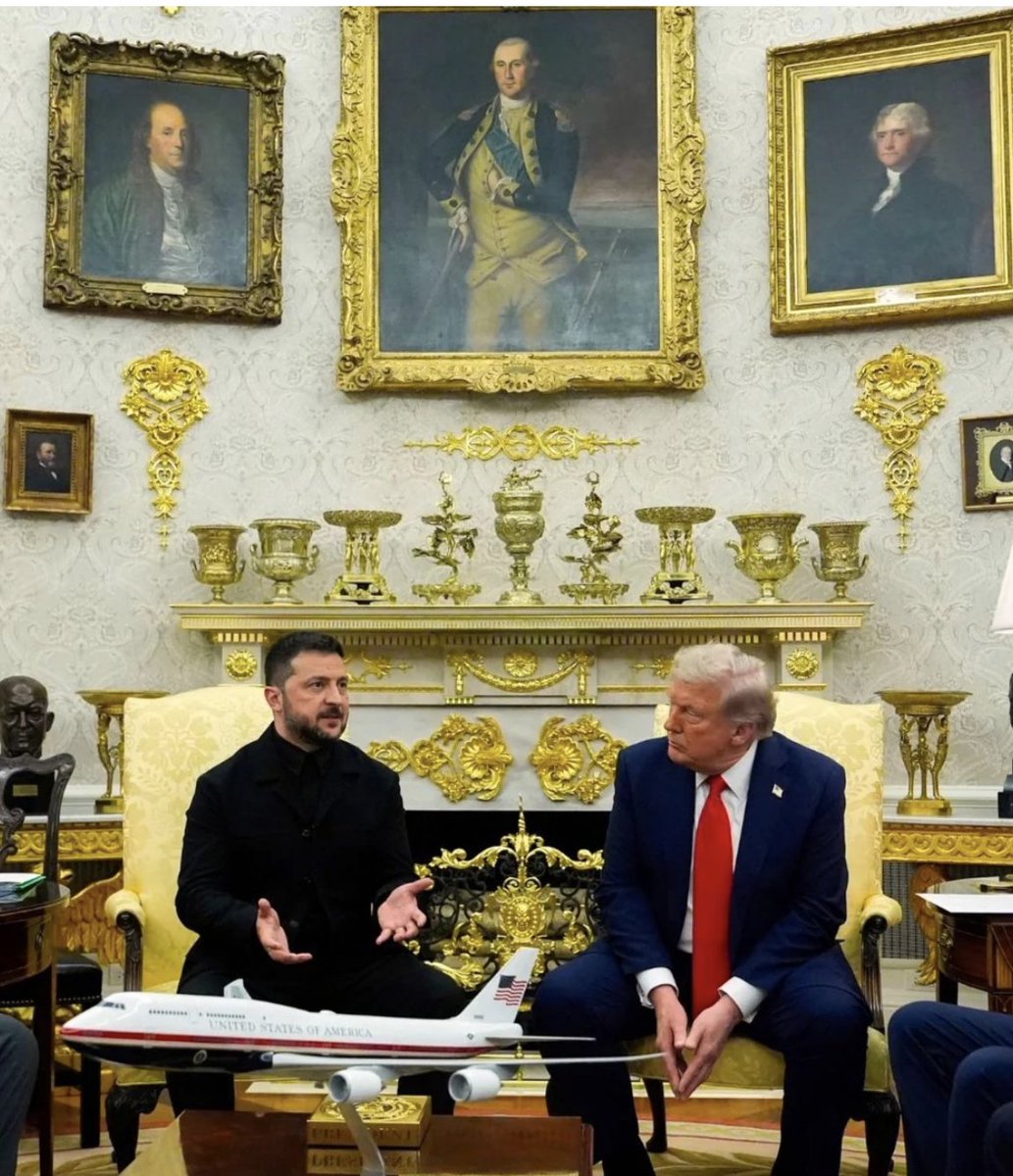 berkeslaw's tweet photo. #TrumpGold Ironic how the portraits of Founding Fathers peek out over the gold abomination, eyes fixed on the Unfounding Father. https://t.co/OO9uj90yw3