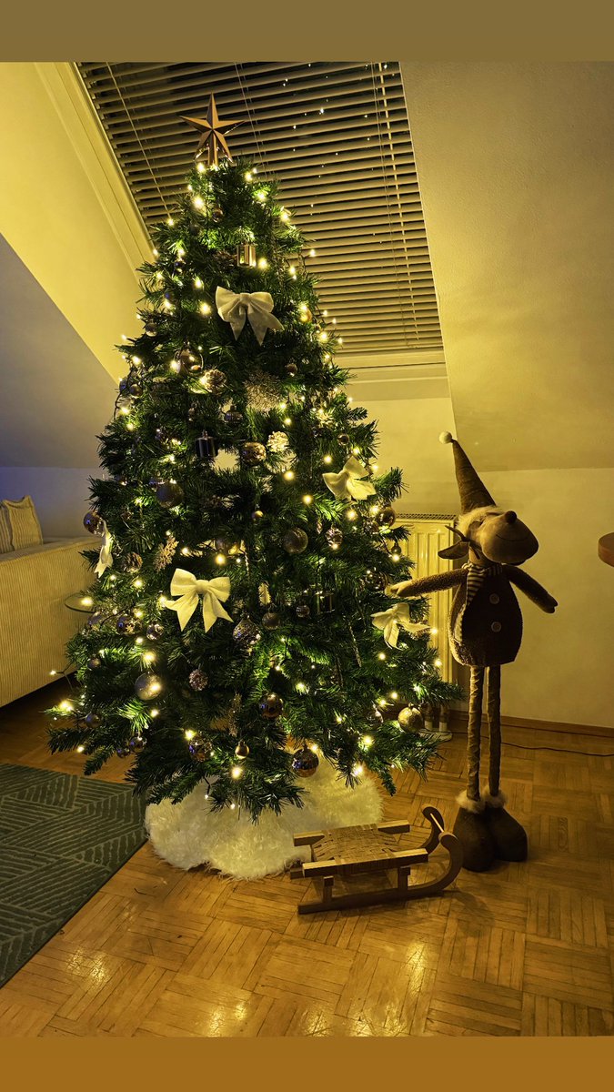 JustbeeingEli tweet media