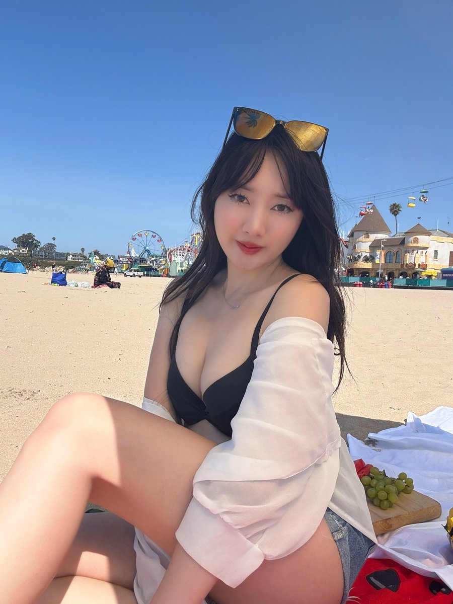 I miss the beach 🏖️ and the sunnier days wbu? ☺️