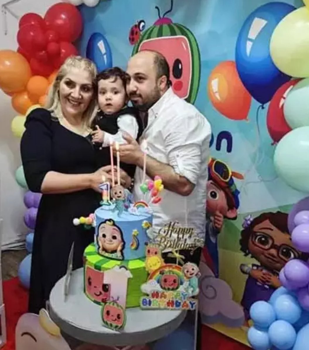 💥 İzmir’de ilaçlama faciası!

İzmir Konak’ta bir apartmanda yapılan haşere ilaçlamasının ardından 1 yaşındaki Toprak Altay Kınalı hayatını kaybetti.

Aynı binada ve yan binadaki birçok kişi zehirlendi. İlaçlamayı yapan firmanın 3 çalışanı gözaltına alındı.