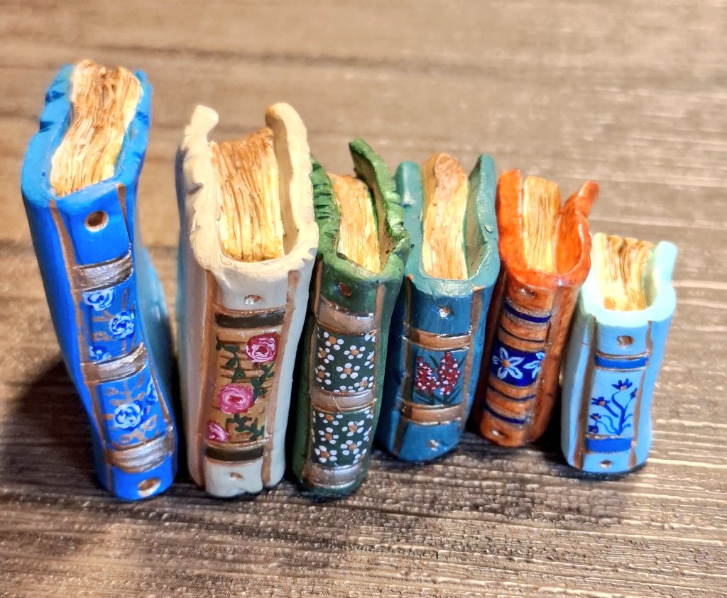 Linzi_Ellen's tweet image. A book is a dream that you hold in your hands ✨️⚘️🌜🦋