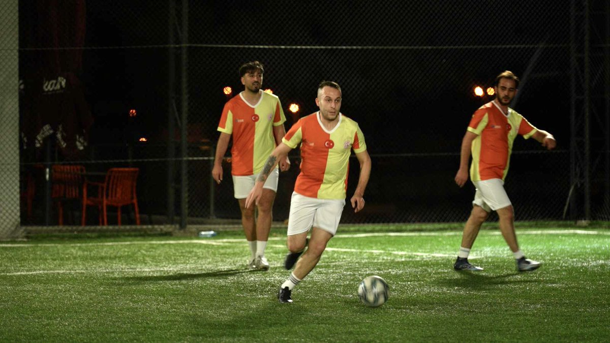 Esenler Sokak Ligi’nde ilk düdük çaldı. ⚽️

2 ay sürecek turnuvada 1000’den fazla genç, şampiyonluk için mücadele edecek. 🏆😎

📍 Esenler Futbol Gelişim Merkezi