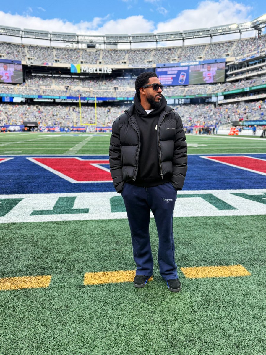 chadjunior_'s tweet photo. Sunday vibes at the big house 🔵🔴 https://t.co/6VyAKZOJcJ