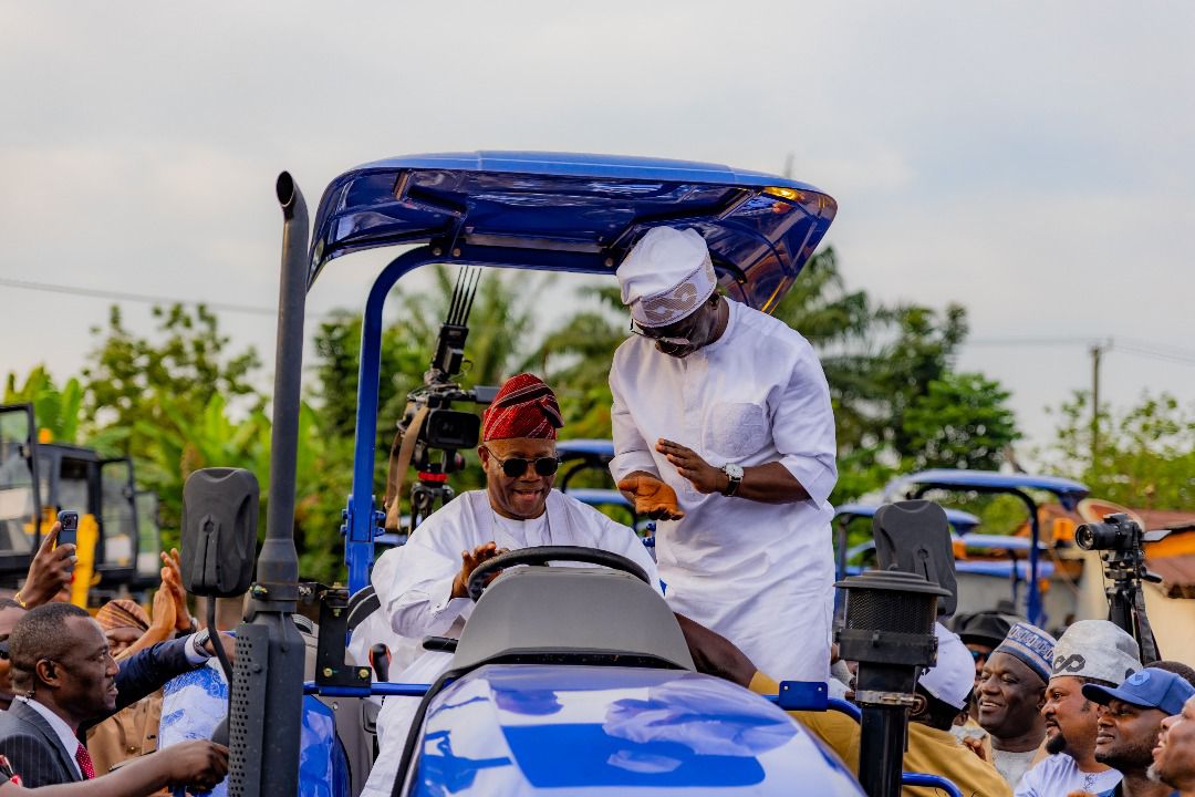 ojovince's tweet photo. The Senate president Godswill Akpabio commissioned Farm Equipment in Edo State.
#practicalgovernance https://t.co/J8A7HuLV8x