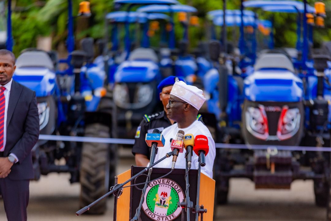 ojovince's tweet photo. The Senate president Godswill Akpabio commissioned Farm Equipment in Edo State.
#practicalgovernance https://t.co/J8A7HuLV8x