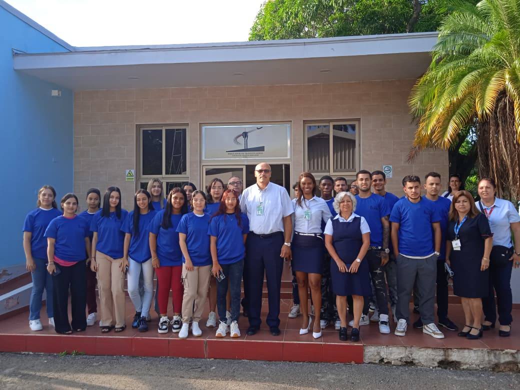 ECNA_S_A's tweet image. ¡Feliz Día del Estudiante!

Especial reconocimiento a los alumnos del Centro de Capacitación de Navegación Aérea de la @ECNACuba. Forjan el futuro del #ControlAéreo con responsabilidad y orgullo.

¡Éxitos en su formación!

#DíaDelEstudiante #AviaciónCubana