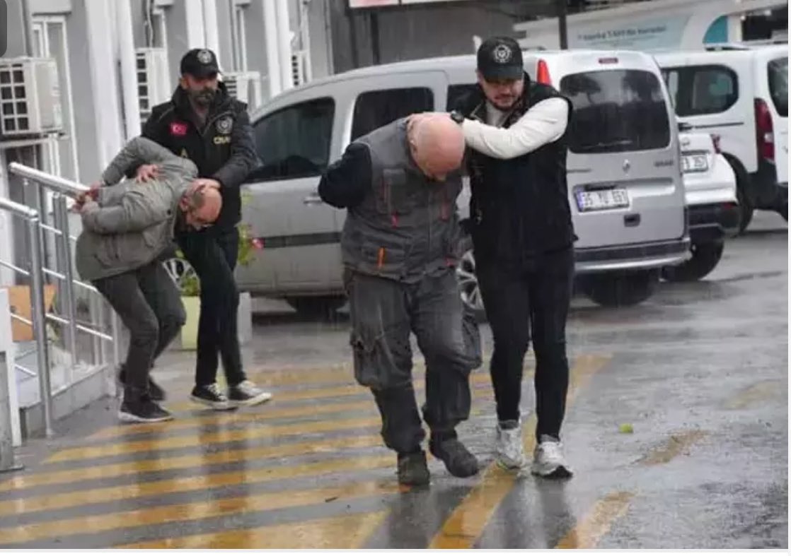 İzmir’de ilaçlama faciası!

İzmir Konak’ta bir apartmanda yapılan haşere ilaçlamasının ardından 1 yaşındaki Toprak Altay Kınalı hayatını kaybetti.

Aynı binada ve yan binadaki birçok kişi zehirlendi. İlaçlamayı yapan firmanın 3 çalışanı gözaltına alındı.