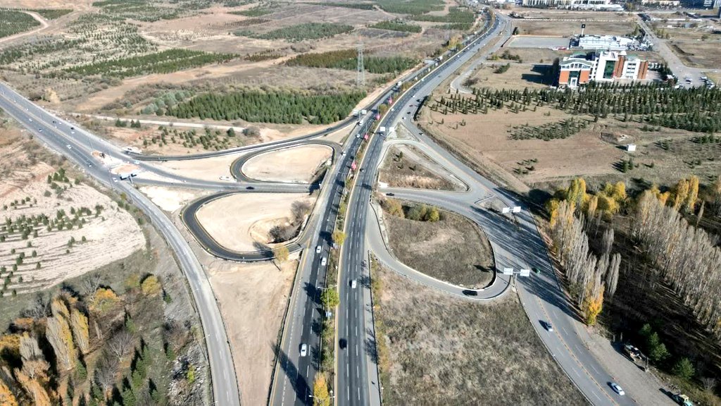 OnderAlgedik's tweet image. Ankara büyükşehir belediyesi Atatürk orman çiftliğini parçalayan ve bu tür projelerin çökmesini sağlayan bölgedeki bu kavşağı bitirmiş.

Böylece hacettepe -kizilay-etimesgut-eskişehir yolu bağlantısı hazır olacak.