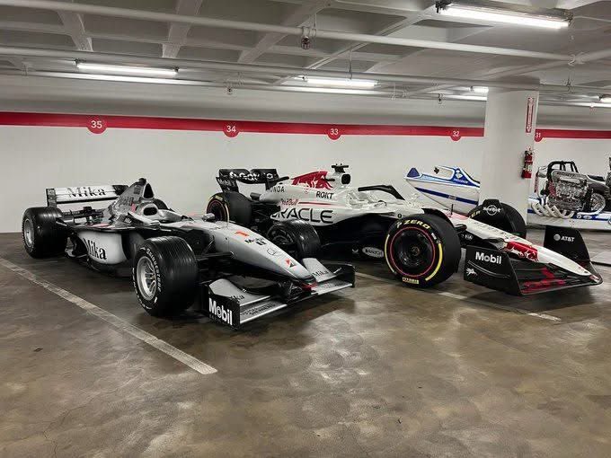 startonpole's tweet image. Size difference between a 2000s F1 and a current one 😲