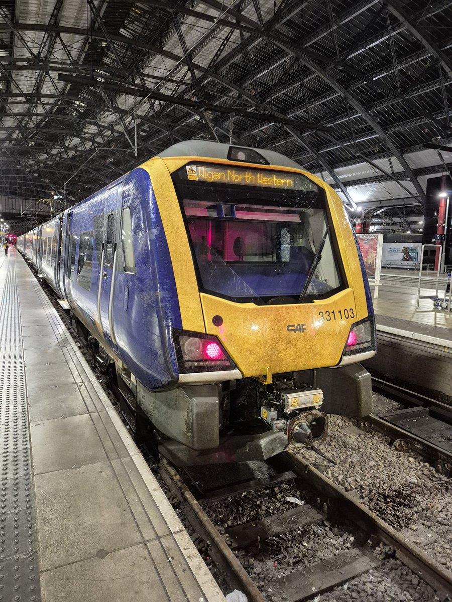Westfield113594's tweet image. 331 103 at Liverpool Lime Street, prior to heading to Wigan North West on 14th November my pic 
#class331 #LiverpoolLimeStreet #emu